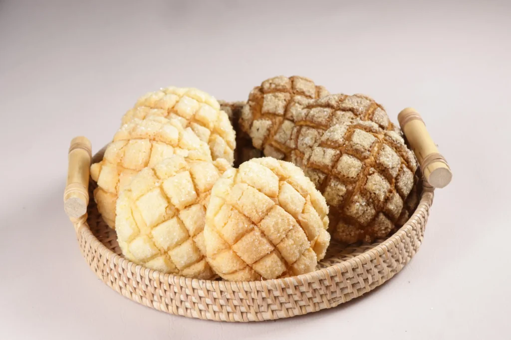 เมล่อนปัง (Melonpan): ขนมปังแสนอร่อยจากญี่ปุ่นที่คุณต้องลอง!