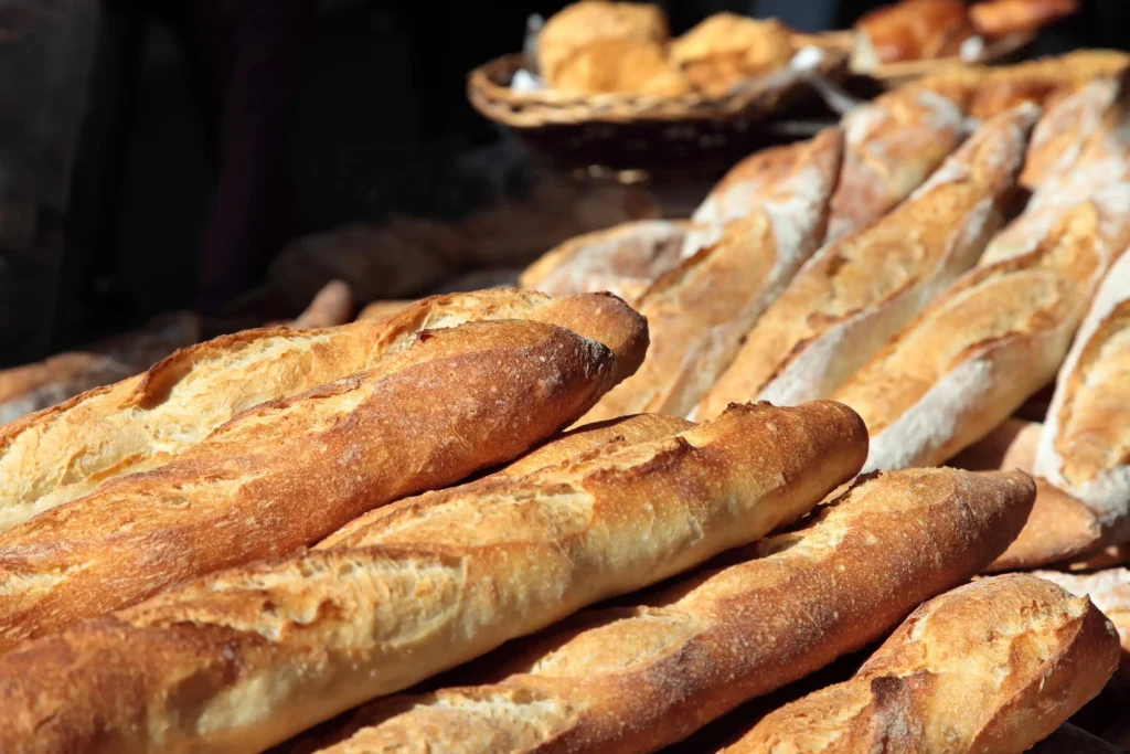 ขนมปังบาแก็ต (Baguette) ขนมปังฝรั่งเศสสุดคลาสสิกที่กรอบนอกนุ่มใน