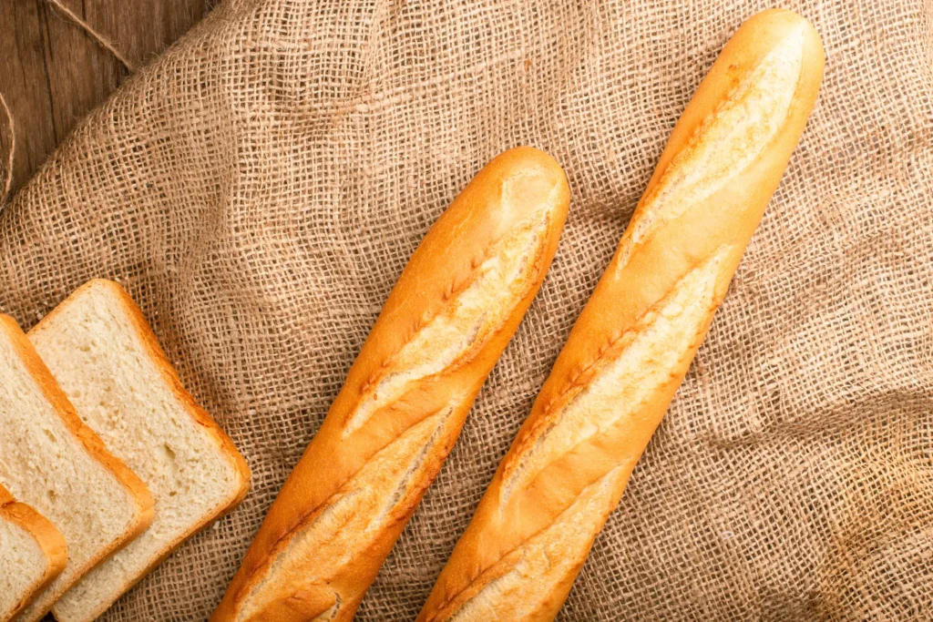 ขนมปังบาแก็ต (Baguette) ขนมปังฝรั่งเศสสุดคลาสสิกที่กรอบนอกนุ่มใน